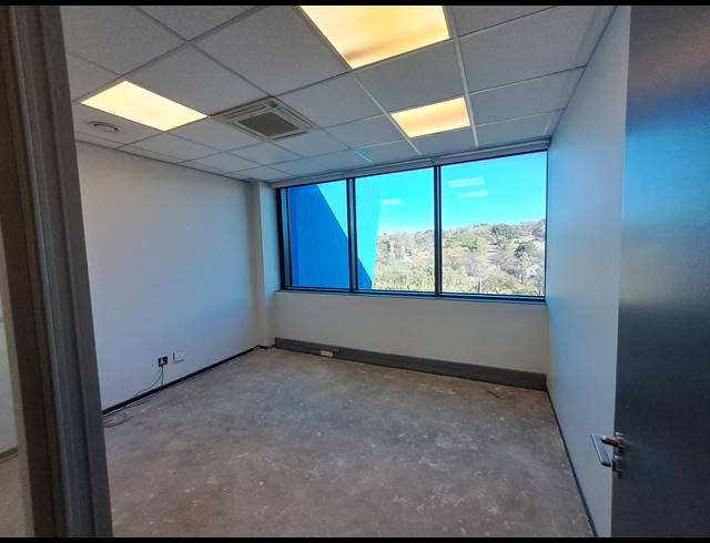 3,438M² OFFICE TO LET IN WAVERLEY